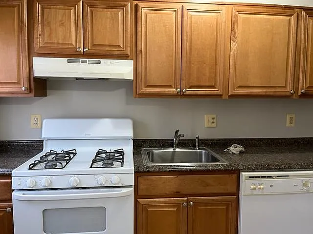 3 bed, 1024 sqft, $2,100 — Photo 3
