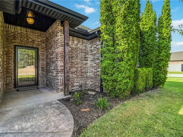 5702 W Red Maple Dr, Rogers, AR 72758