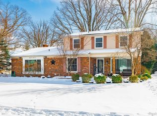 8425 Hampton Rd, Grosse Ile, MI 48138