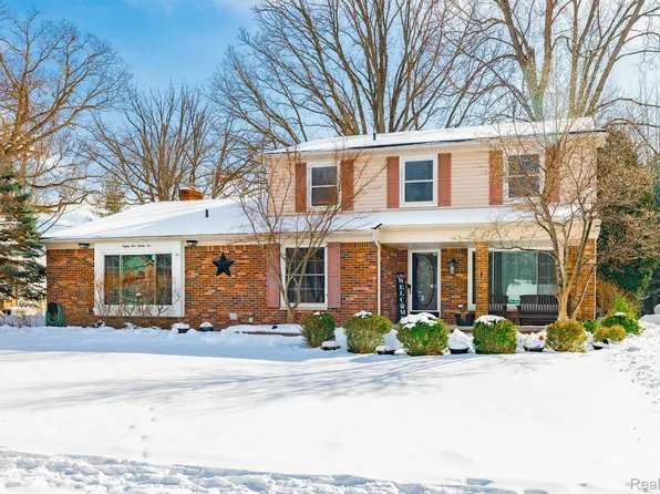 8425 Hampton Rd, Grosse Ile, MI 48138