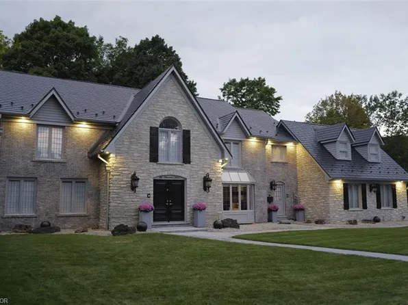 132 Chancery Dr, Hamilton, ON L9G 4M2