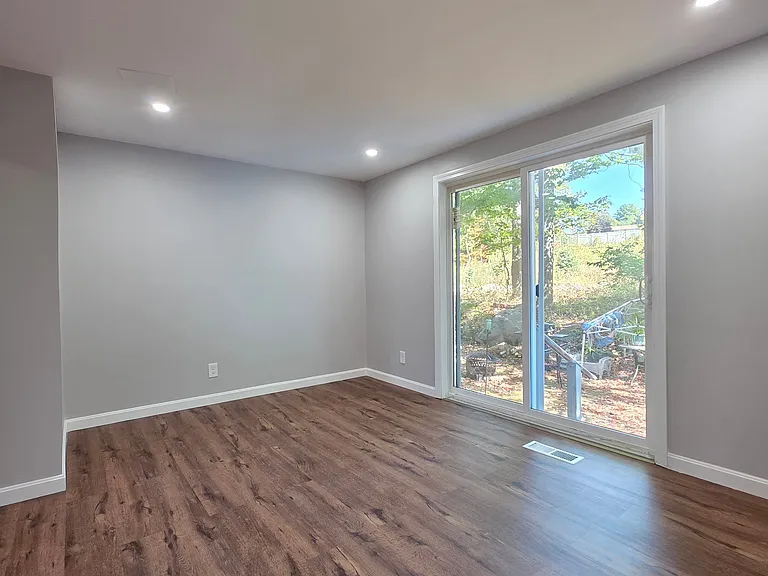  16 Larchmont Ave Townhouse 2b/1b Renovated Newfloors Catok Freshpaint — Photo 3