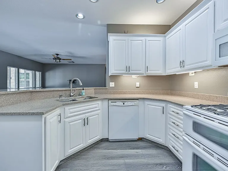 317 W Shamrock Ave — Photo 15