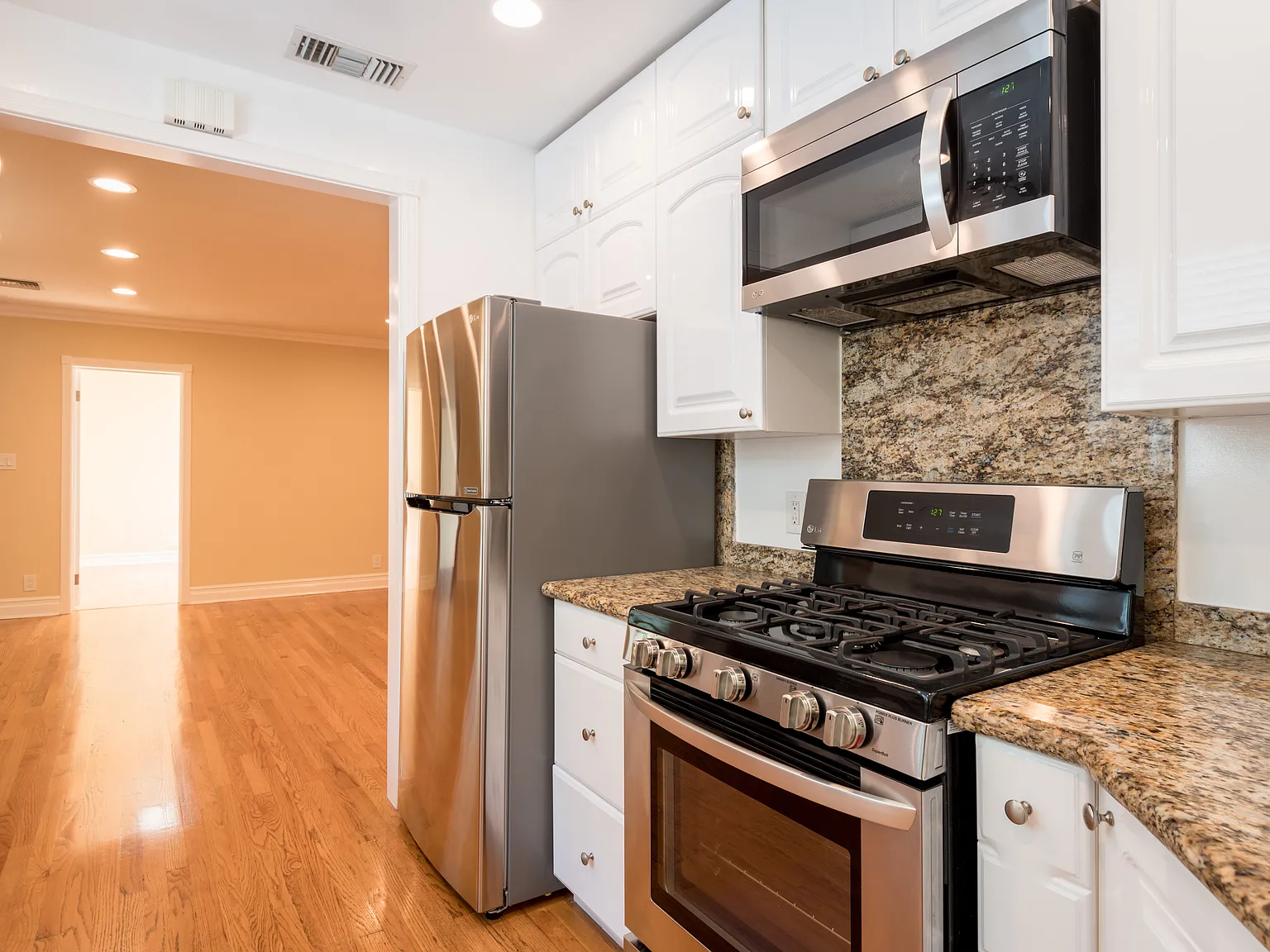 2 bed, 1.5 bath, 975 sqft, $4,225 — Photo 3