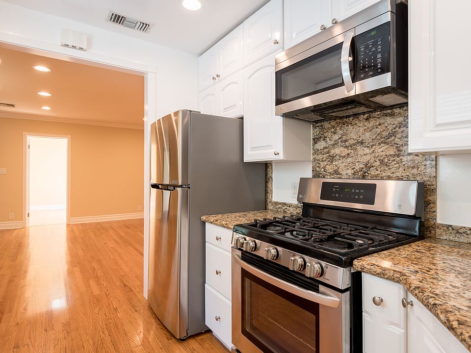 KITCHEN W/ GRANITE COUNTERTOPS, STAINLESS-STEEL REFRIGERATOR, STOVE, DISHWASHER & MICROWAVE