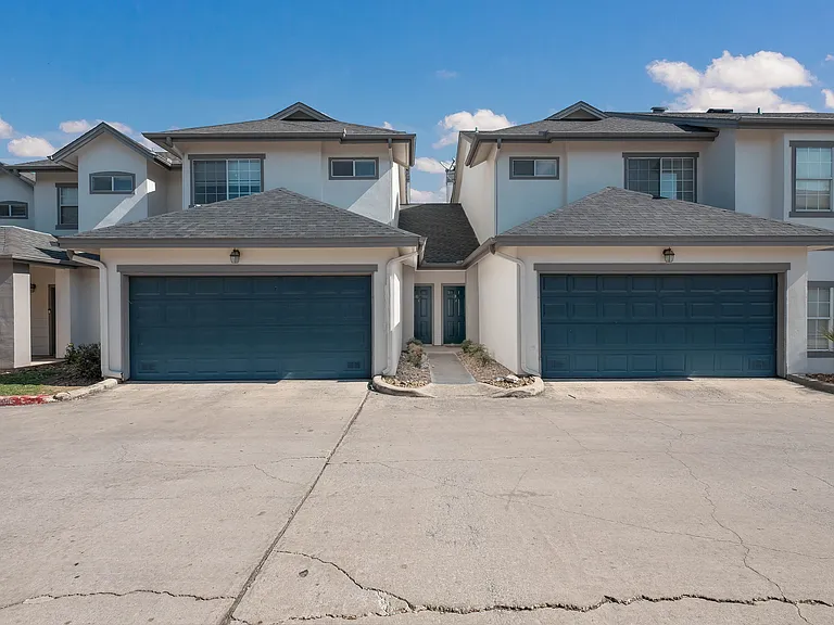 Castle Hills Townhomes — Photo 22