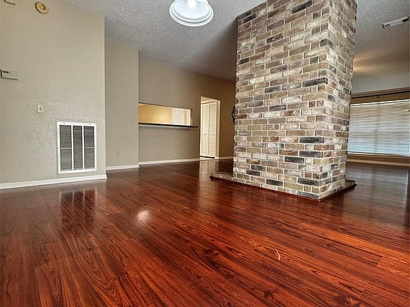 5th image of 11 Cottage Grove Pl