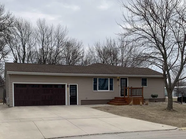 950 N 9th St W, Clear Lake, IA 50428