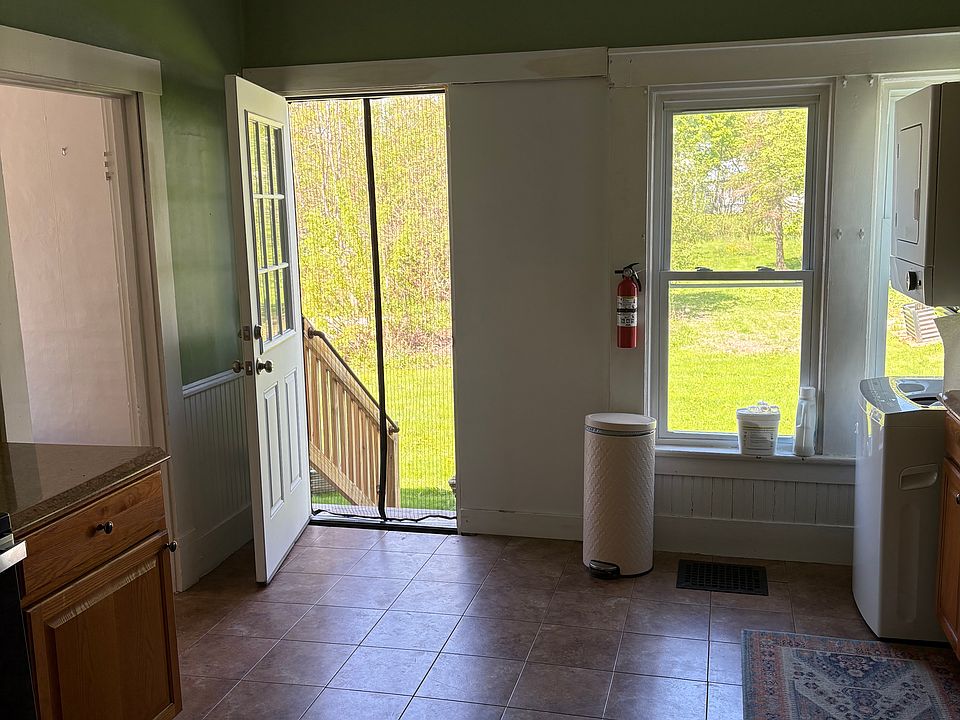 Bright and breezy door to back yard