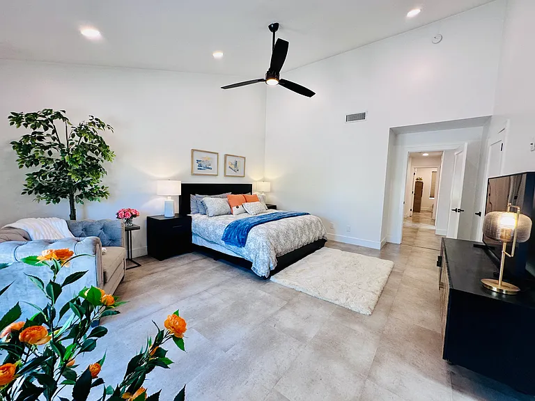 Prime Suite- Master bedroom :
Luxurious King bed, sitting area, TV, spacious walk-in closet