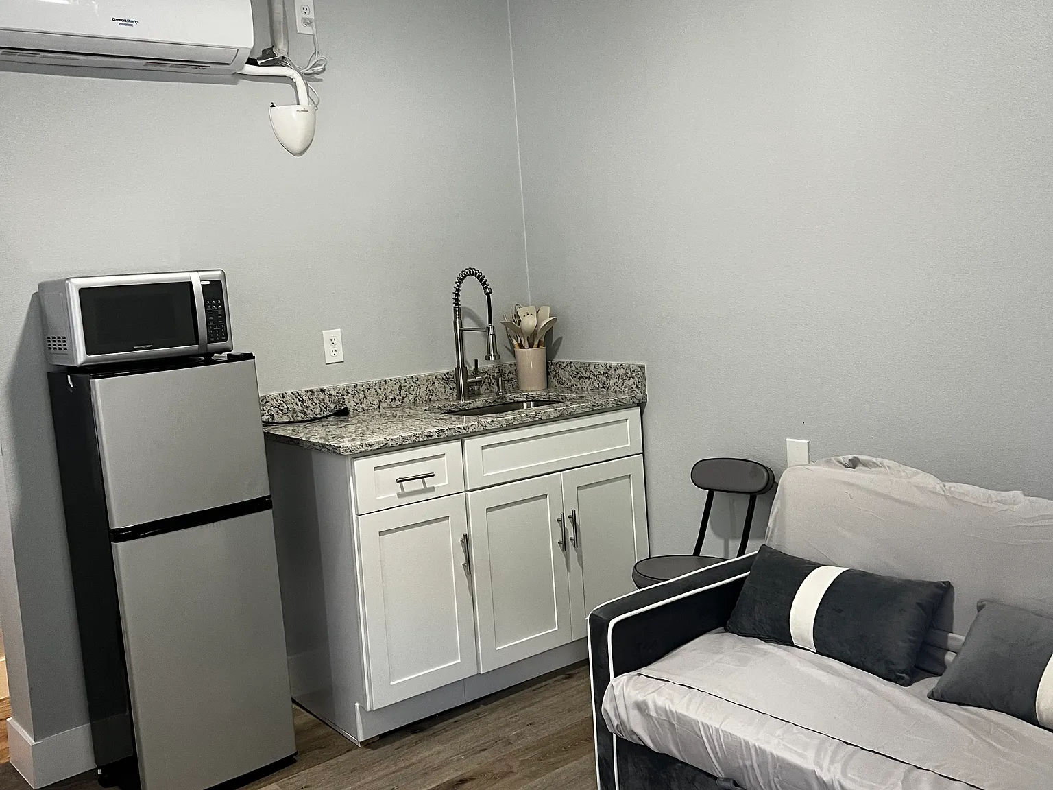 1 bed, 350 sqft, $1,000 — Photo 2
