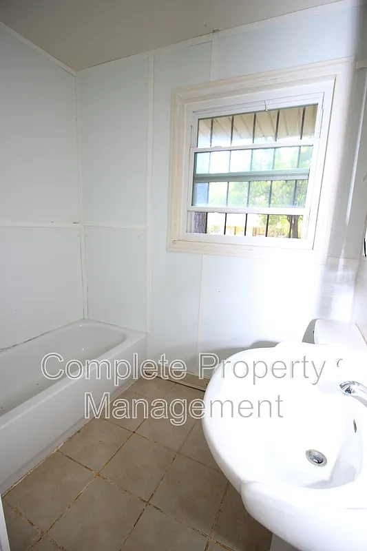 3 bed, 1.0 bath, 1192 sqft, $1,400 — Photo 4