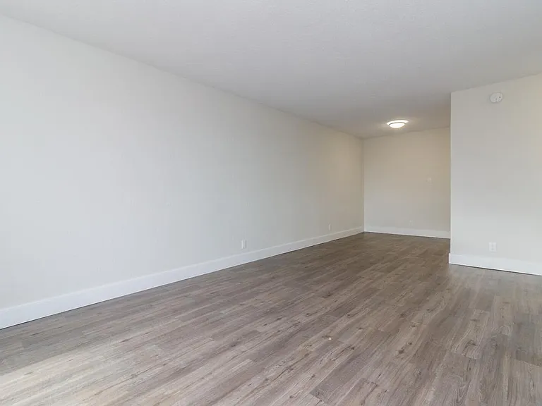 984 McKenzie Ave — Photo 26