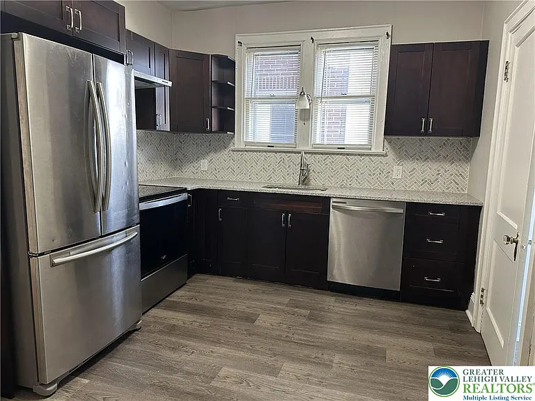 2242 Ferry St — Photo 4
