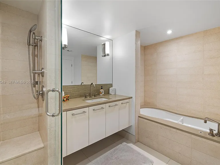 6801 Collins Ave #LPH06-DOORLPH14 — Photo 18