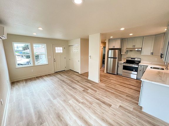 2nd image of 755 Fargo Ave #747