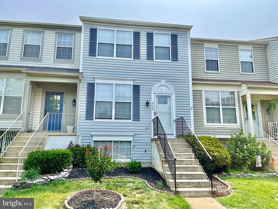 312 Stallion Sq NE