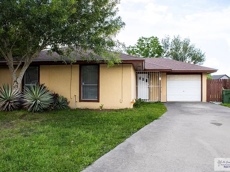 15 Corine Cir — Photo 1