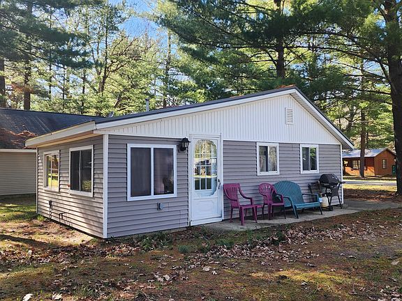 2nd image of 220 Pine Oaks Dr