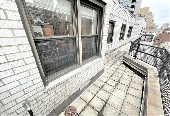 Rented by Manhattan Realty Group | media 30