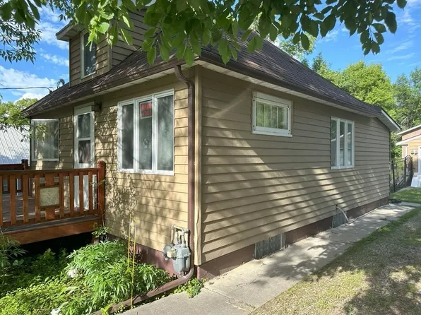 827 Hiawatha St SE, Minot, ND 58701
