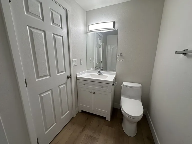 Fully Remodeled 2 Bedroom 1 Bath Units — Photo 28