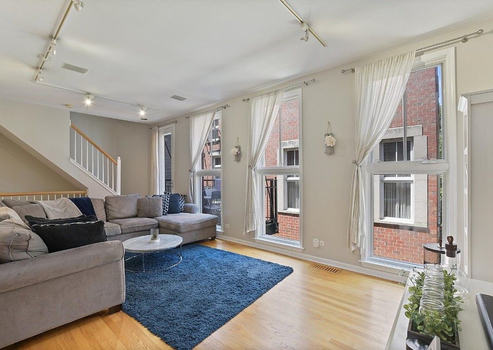 1st image of 1125 W Newport Ave #1M