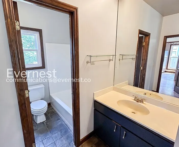 915 Russell St #A — Photo 16