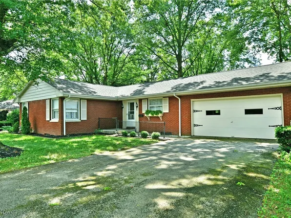 225 Sleepy Hollow Dr, Canfield, OH 44406