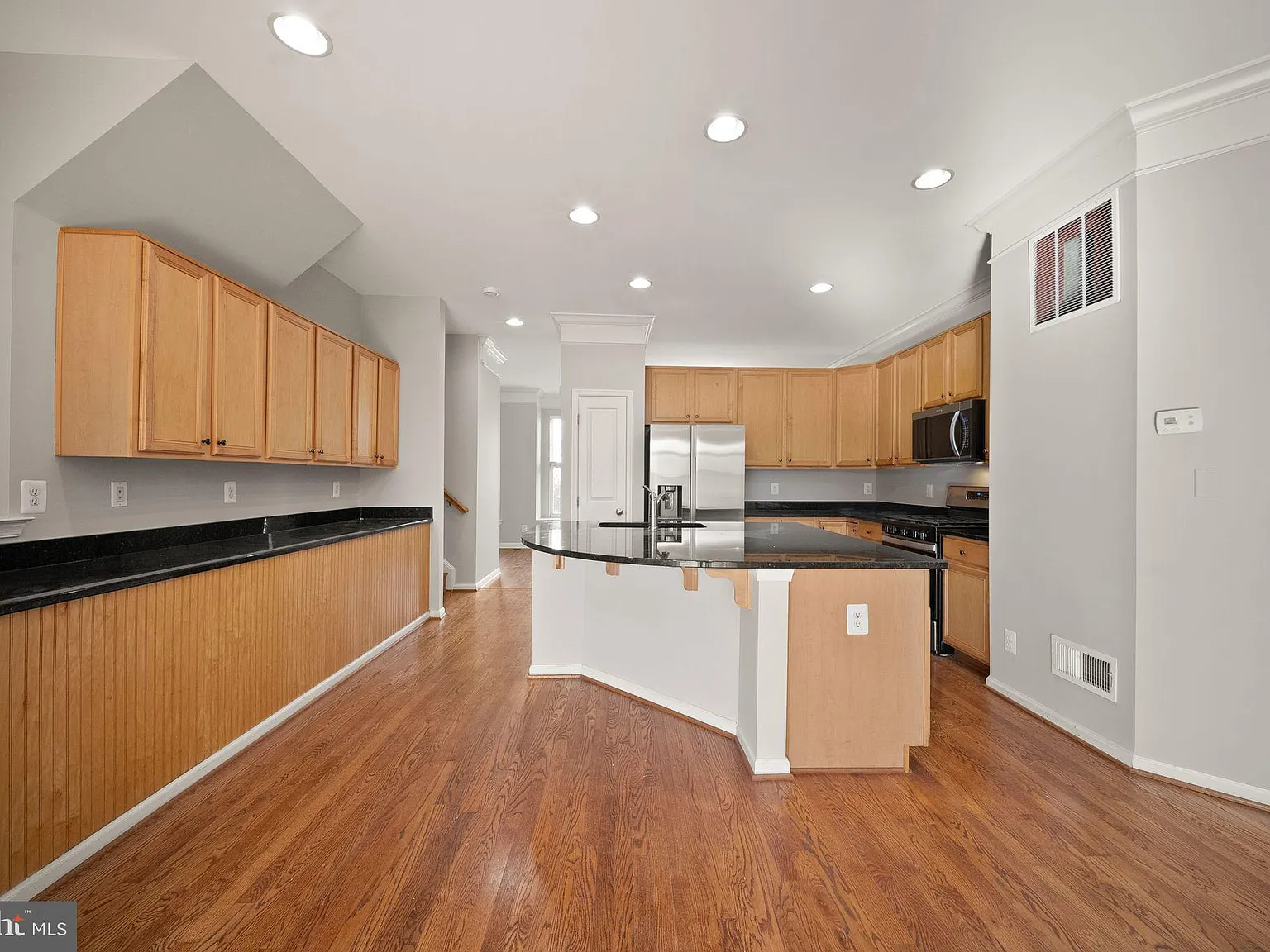 3 bed, 4.0 bath, 2408 sqft, $3,100 — Photo 2