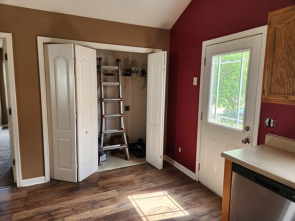 Kitchen, Back door, Washer/Dryer Connection