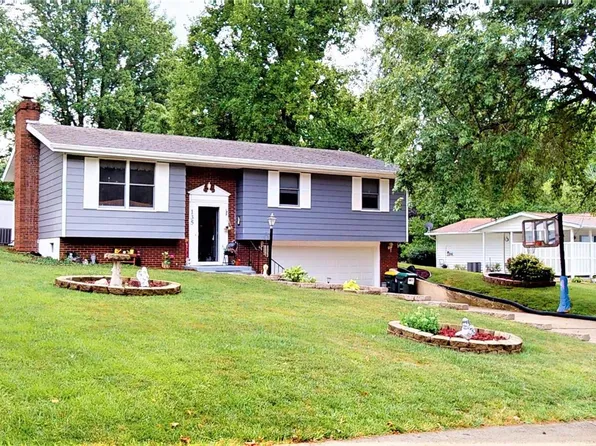 135 Lake Vista Dr, Carlyle, IL 62231