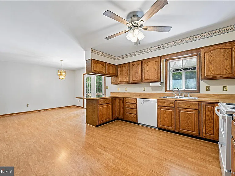 13245 Croom Rd — Photo 26