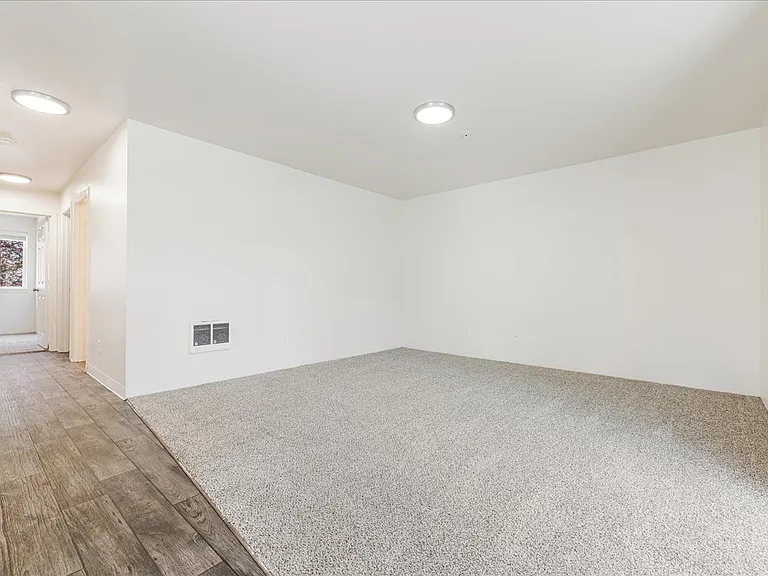 Foster Plaza Apartments — Photo 11