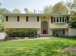 1 Rayson Ln, Airmont, NY 10952