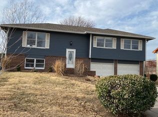 752 Meadowbrook Rd, Salina, KS 67401