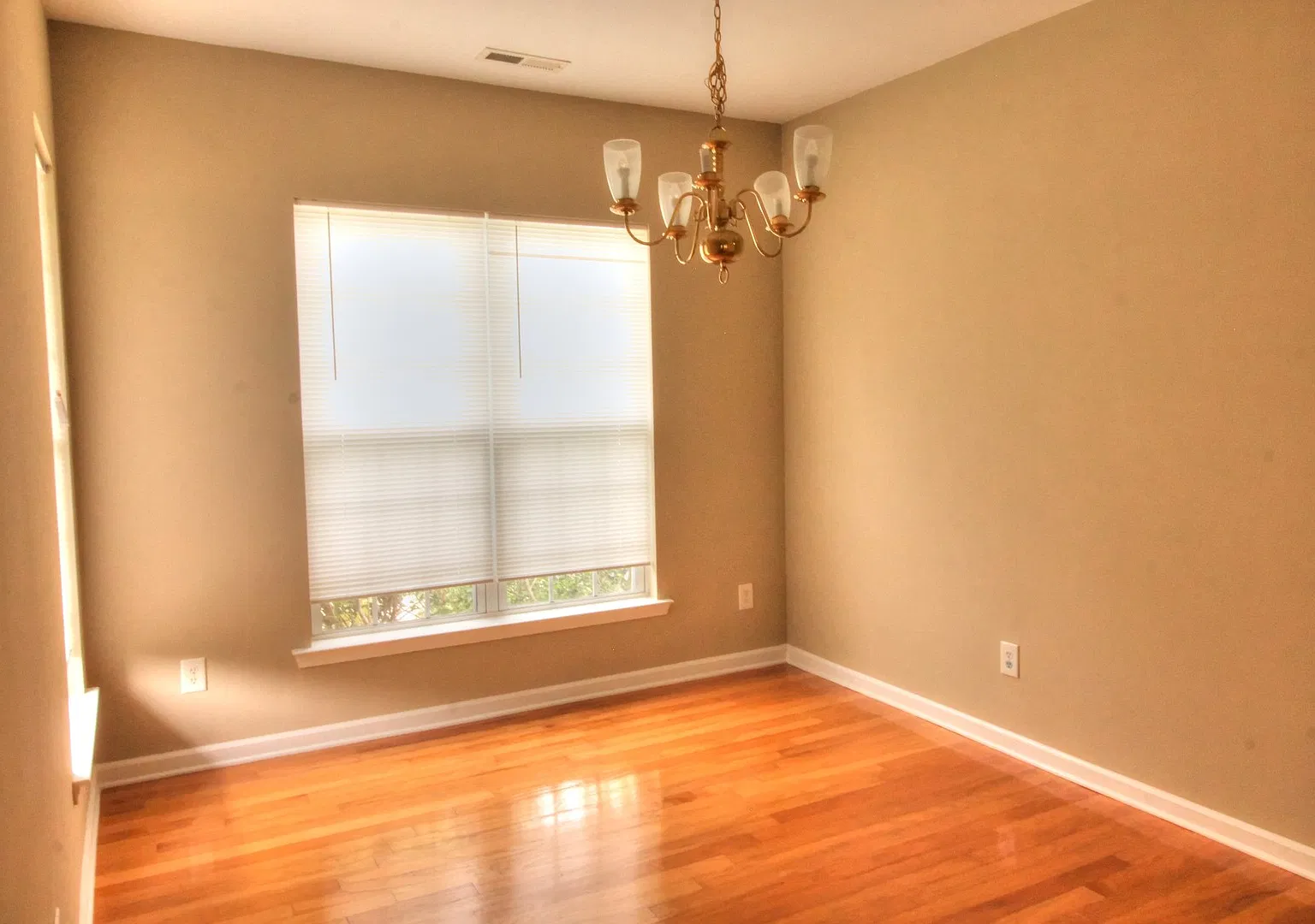 Spacious 3 bed, 2.5 bath home in a quiet neighborhood!! — Photo 4