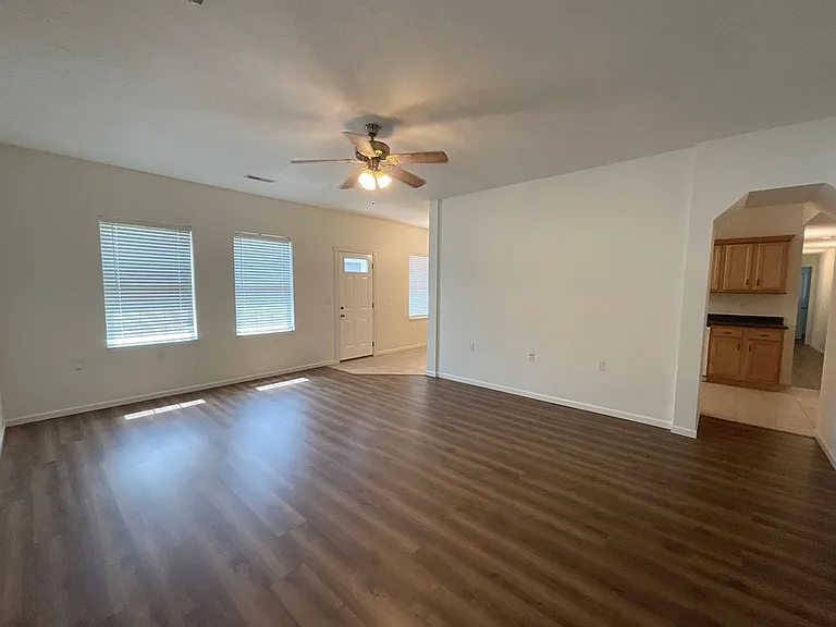 575 S Canterbury Ln — Photo 2