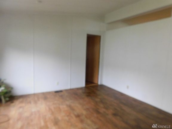 5th image of 826 Mahogany Ln NW