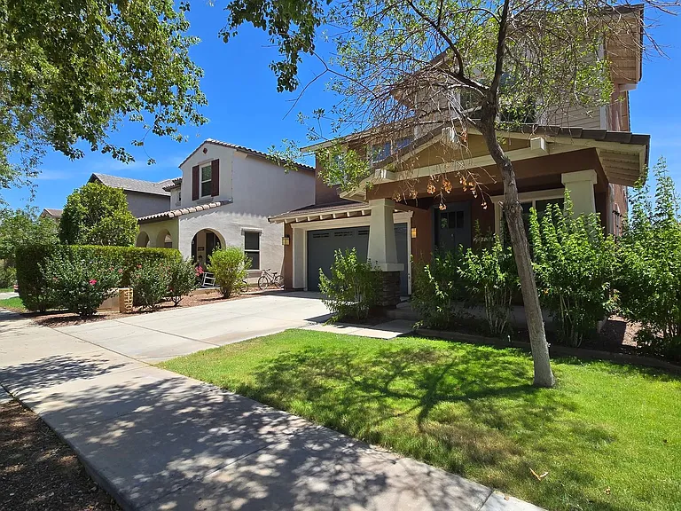 20737 W Valley View Dr — Photo 2