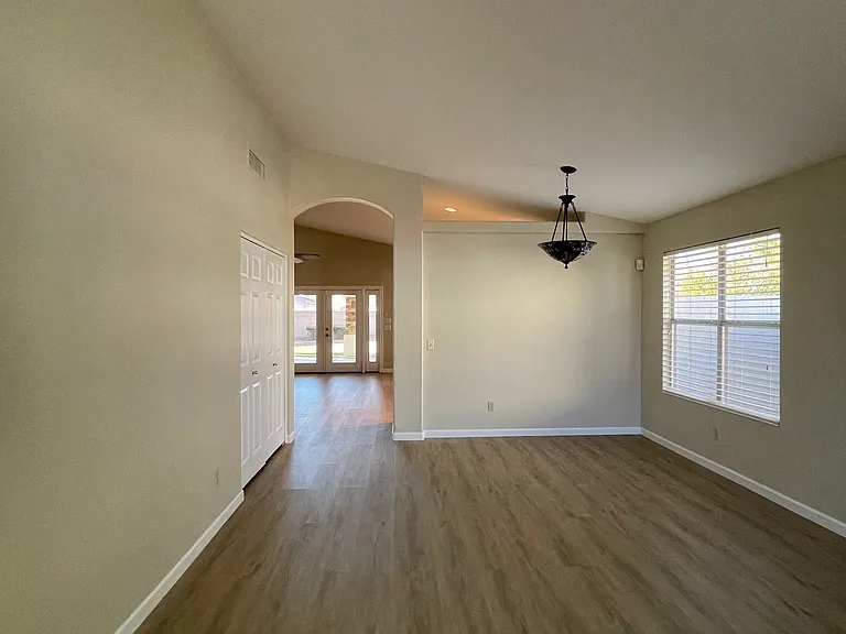 742 N Slate St — Photo 2
