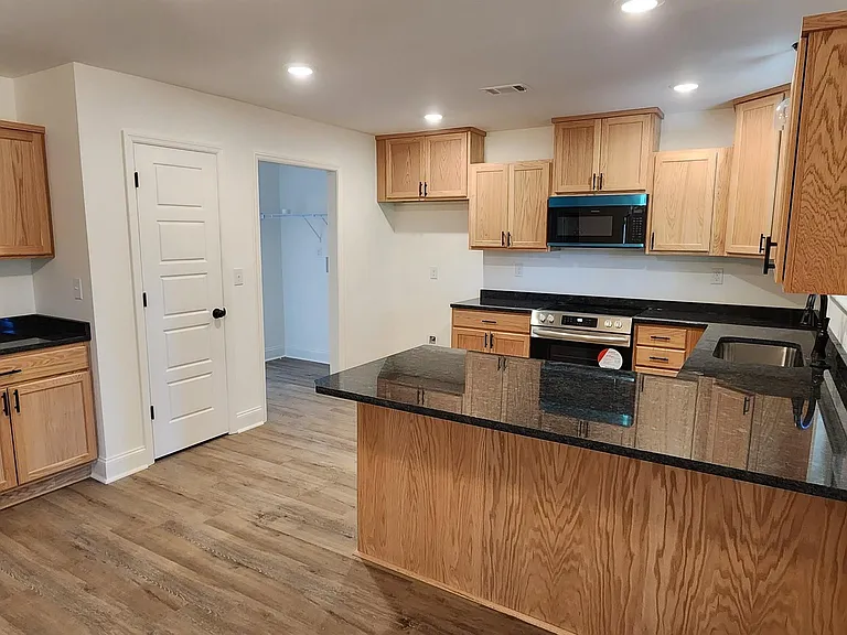 110 Eastlake Dr — Photo 21