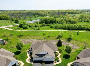 2700 Kingfisher Ct, Waukesha, WI 53189