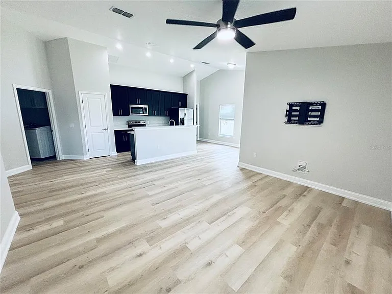 2060 Everest St — Photo 5