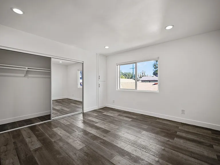 1333 W 36th Place Apartments — Photo 32