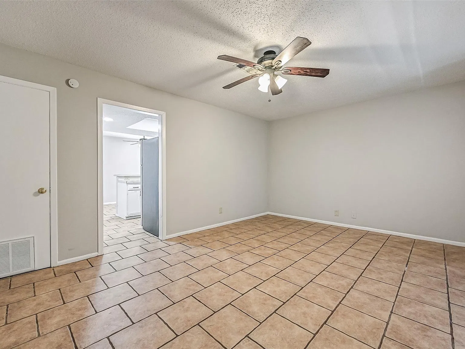 2 bed, 2.0 bath, 2040 sqft, $1,150 — Photo 4