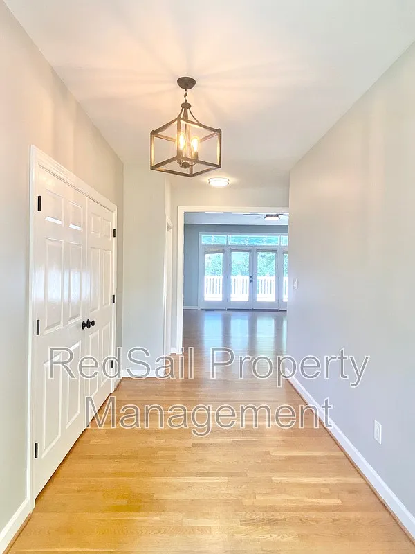 3 bed, 2.0 bath, 2098 sqft, $2,995 — Photo 4