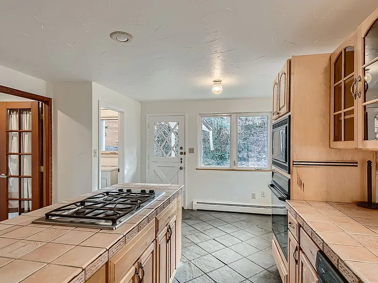 1045 Gilbert St — Photo 12