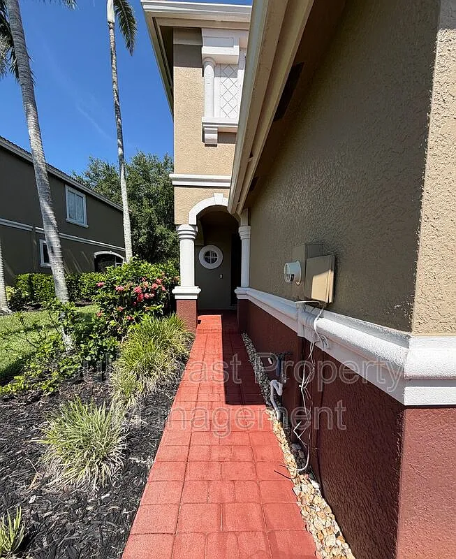 3 bed, 2.5 bath, 1938 sqft, $2,500 — Photo 3