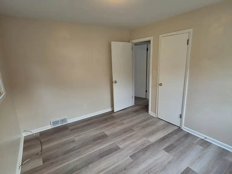 1421 & 1423 Creighton Ave #1421 — Photo 14